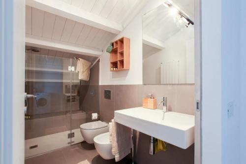 Newly renovated bright penthouse