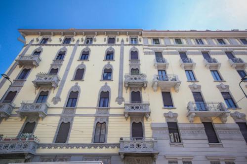 Newly renovated bright penthouse