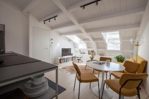 Newly renovated bright penthouse