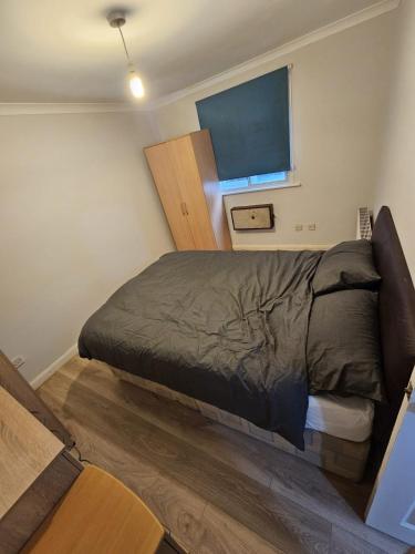 Ένα ή περισσότερα κρεβάτια σε δωμάτιο στο 2 bed flat - TW7 4NH