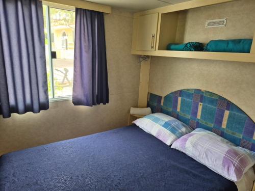 Un dormitorio con una cama y una ventana en Camp Sita, en Vir