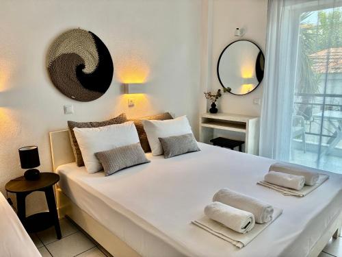 Ένα ή περισσότερα κρεβάτια σε δωμάτιο στο Thalassa Garden Studios