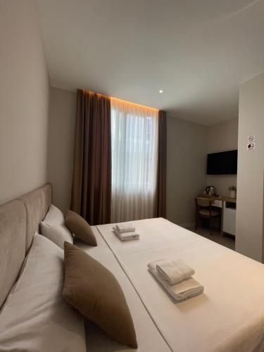 เตียงในห้องที่ Solea Hotel