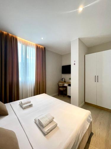 เตียงในห้องที่ Solea Hotel