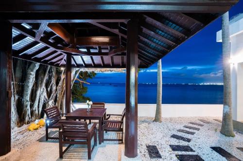 Ruang duduk di Welcome Sea View Pool Villa By Premier