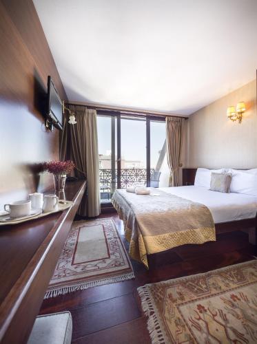 Llit o llits en una habitació de Burckin Hotel