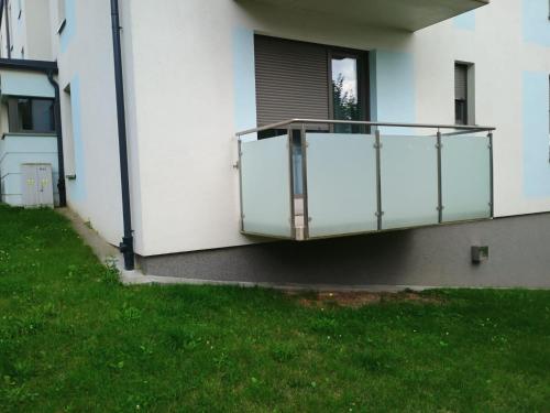 a balcony on the side of a building at Mieszkanie Oborniki Śląskie in Oborniki Śląskie