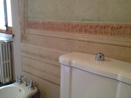 a bathroom with a toilet and a sink at antica casa "le rondini" in Borgo a Buggiano