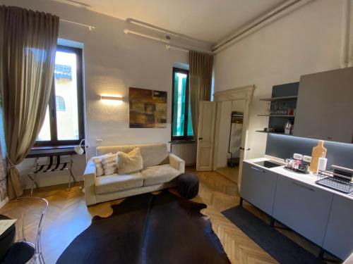 una sala de estar con un sofá y una mesa en Casa Marzia, en Verona