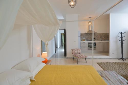 a living room with a bed and a kitchen at Al Quarantacinque in Maglie