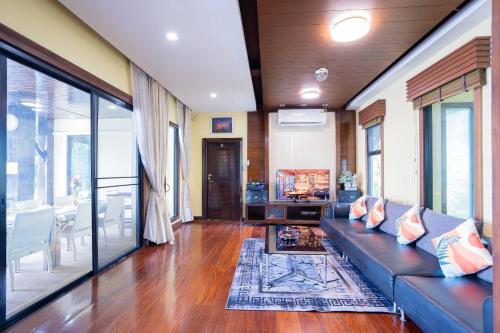 Ruang duduk di Welcome Sea View Pool Villa By Premier