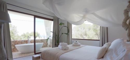 Un pat sau paturi într-o cameră la Luxurious 4 Bedroom Villa in Ibiza City, 1273