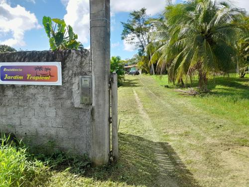 イタパリカ・タウンにあるApartamento, Suite, na área da residência Jardim Tropical, Cidade de Itaparica, Bahiaの未舗装路の横の壁面看板