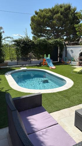 une petite piscine avec un toboggan et une aire de jeux dans l'établissement Calm#Child friendly#Home#Beach#Airport, à Saint-Laurent-du-Var