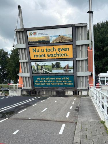 a sign on the side of a road at Achterhuis Echt mooi in Nijeveen