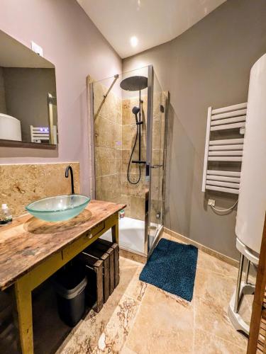 Colorful & AC 6-person apartment in Avignon center