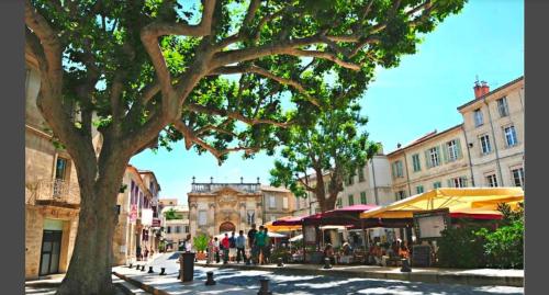 Colorful & AC 6-person apartment in Avignon center