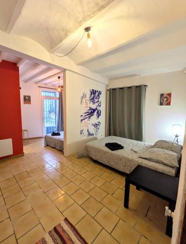 Colorful & AC 6-person apartment in Avignon center