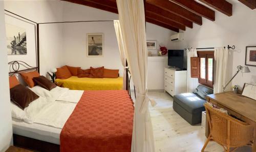 sypialnia z dwoma łóżkami i telewizorem w obiekcie Dachterrassenzimmer in romantischem Landhaus mit Pool w mieście Grima