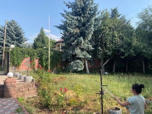 Κήπος έξω από το shymbulak gateway homestay