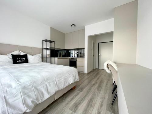 Postel nebo postele na pokoji v ubytování Brand New Minimalist Flat, Free Parking & Wifi