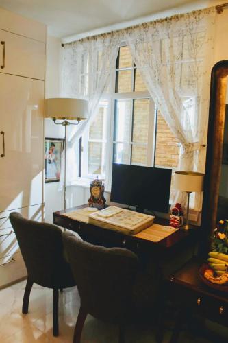 a room with a desk with chairs and a window at Bougie Studio by St Pauls in London