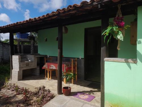 イタパリカ・タウンにあるApartamento, Suite, na área da residência Jardim Tropical, Cidade de Itaparica, Bahiaのテーブル付きの家のパティオ