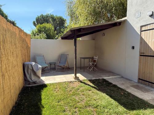 ラ・ロック・ダンテロンにあるCharming studio with private terraceのパティオ(テーブル、椅子、フェンス付)