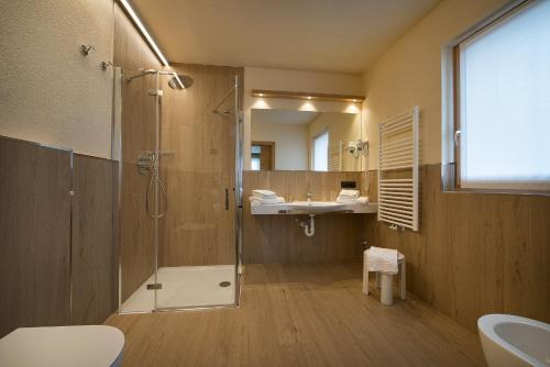 een badkamer met een douche en een wastafel bij Hotel Silvestri in Livigno