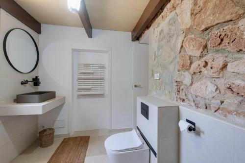 Ένα μπάνιο στο PATXO, Doppelzimmer auf Finca Zenara, Wifi, Klima, XXL Pool, Terrasse, Yoga, Gemeinschaftsküche