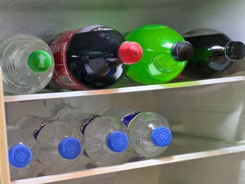 Getränke in der Unterkunft Cozeo Nest Tagaytay- SMDC Wind Residences