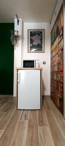 Μια τηλεόραση ή/και κέντρο ψυχαγωγίας στο Appartement COSY CHIC " O ZOIZO " en Dordogne à 5' de Bergerac