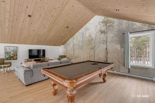 TV a/nebo společenská místnost v ubytování Villa Juliette - Nature Retreat - Spa Pool Table & EV Charger