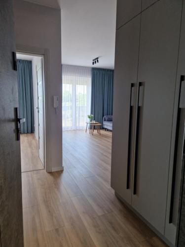 an empty room with a kitchen and a living room at Apartament ulica Marzeń 13 in Kostrzyn nad Odrą