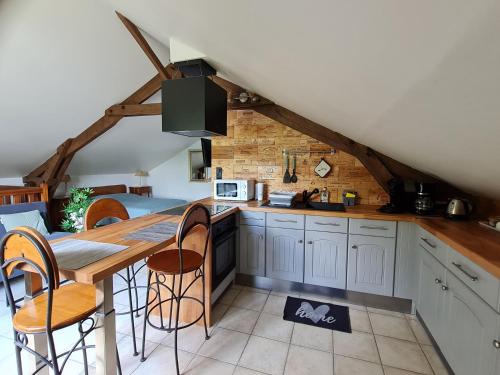 Kuchyň nebo kuchyňský kout v ubytování Gîte L'Albizia