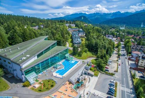 an aerial view of a resort with a swimming pool at Willa Jagiellonka apartamenty w centrum, parking in Zakopane