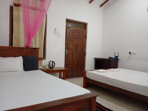 Voodi või voodid majutusasutuse Sigiriya Hillside View Villa toas
