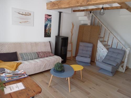 a living room with a couch and two chairs at Maison indépendante à la ferme in Palleville