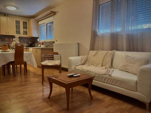 Gallery image of Irene’s apartment in Áyios Yeóryios