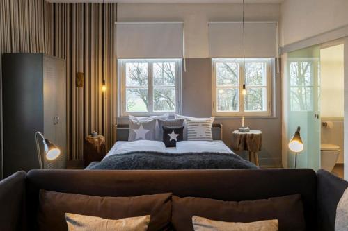 Un pat sau paturi într-o cameră la Ferienhaus Loft in der alten Schreinerei
