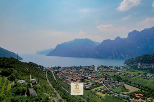 Fotografie z fotogalerie ubytování GoldenSuitesItaly I Goethe Apartment Nago v destinaci Nago