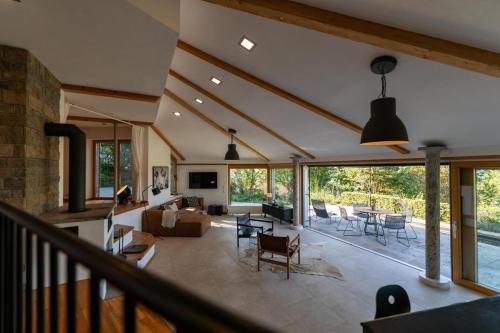 un soggiorno con un divano e un tavolo di Ferienhaus hoch über dem Taubertal mit fantastischem Weitblick, Dachterrasse, 2000m2 großem Grundstück und Kamin a Lauda-Königshofen