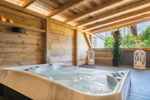 a tub in a room with a wooden ceiling at Boutique Hotel beim Lipp - Restaurant & Spa in Roßhaupten