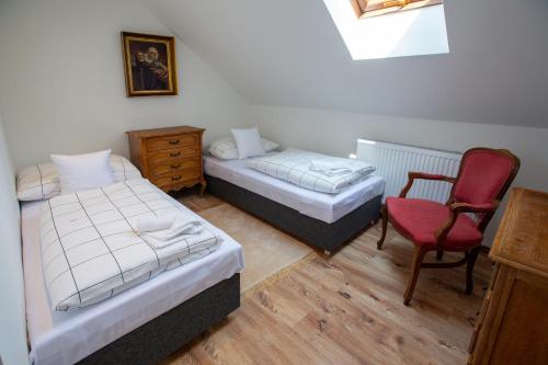 Un pat sau paturi într-o cameră la Pension -Villa Vintage Room B 104