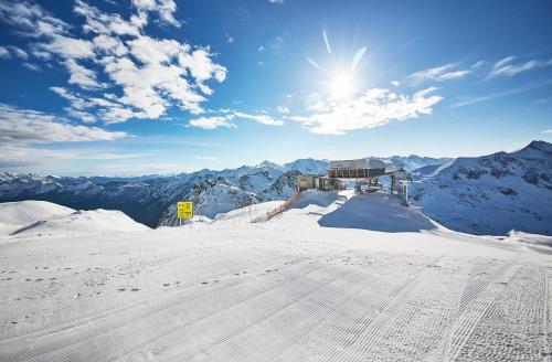 a view of the top of a snow covered mountain at Hotel Zehnerkar & Hotel Obertauern in Obertauern