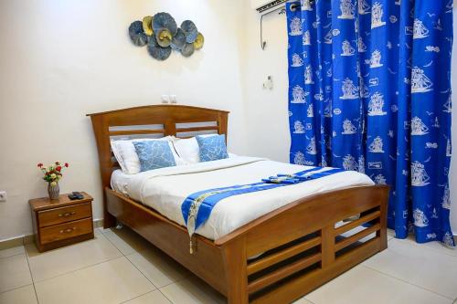 Una cama o camas en una habitación de Chambre Junior - RESIDENCE BAHO - Douala Makepe BM