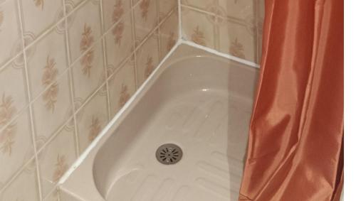 a bath tub with a drain in a bathroom at Hôtel Le Relais in Fleurance
