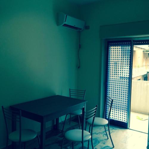 a table and chairs in a room with a green wall at Casa Spadpan in Spadafora