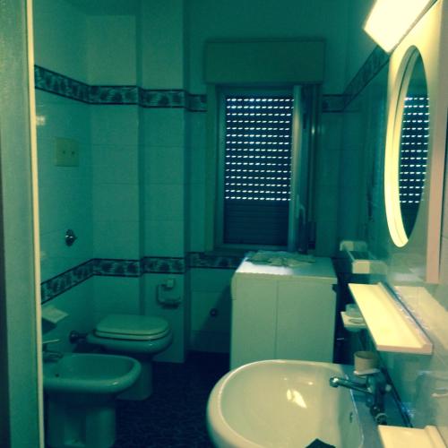 スパダフォーラにあるCasa Spadpanのバスルーム(洗面台、トイレ、シンク付)