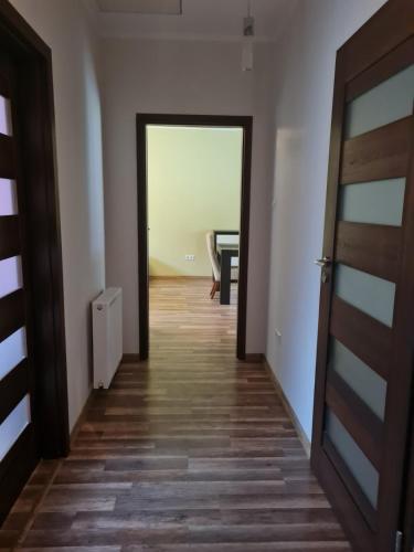 a hallway with a door and a table in a room at Leśna Polana- Kompleks Domków Mieszkalnych in Kamionka